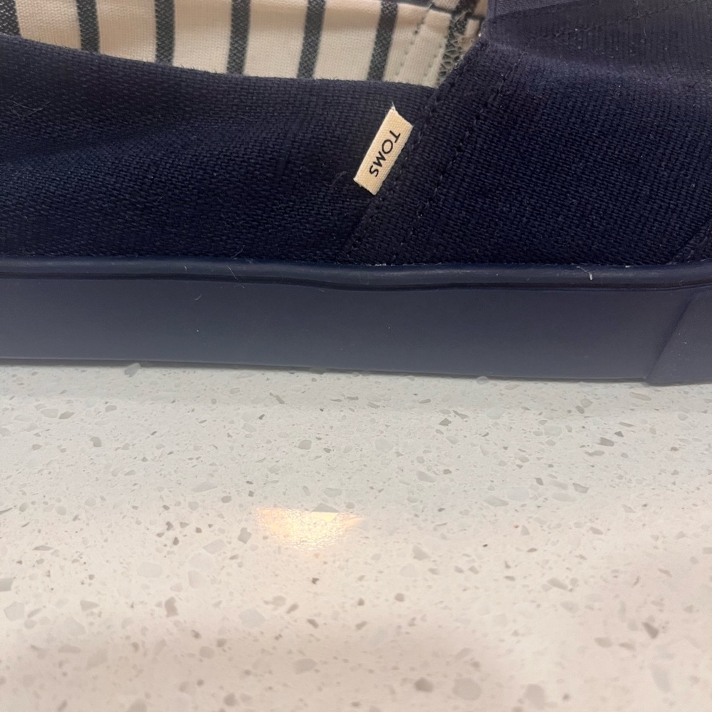 TOMS Men's Dark Blue Slip-On Loafers never worn - Picture 5 of 9